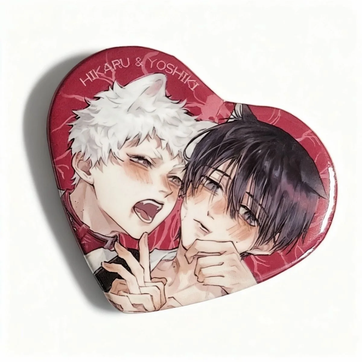 في الصيف الميت، حول شارة تنكرية على شكل قلب، بروش من القصدير، حقيبة ظهر معلقة، بقعة أنيمي