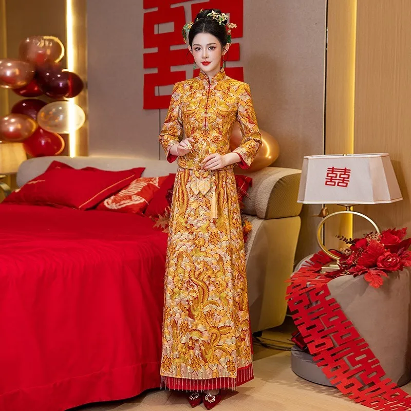 

The new golden dragon and phoenix is a wedding dress for toasting getting married