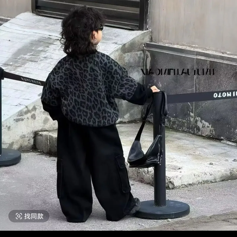 مجموعة أطفال جديدة لخريف وشتاء 2025، طقم مكون من قطعتين مزيف بطبعة الفهد للأطفال مع هوديي من الصوف والجينز مكون من قطعتين