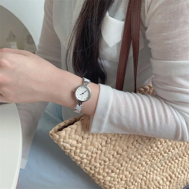 

Модные универсальные женские маленькие и милые кварцевые часы со стальным ремешком со звездами, женские серебряные наручные часы высокого качества, винтажные женские часы