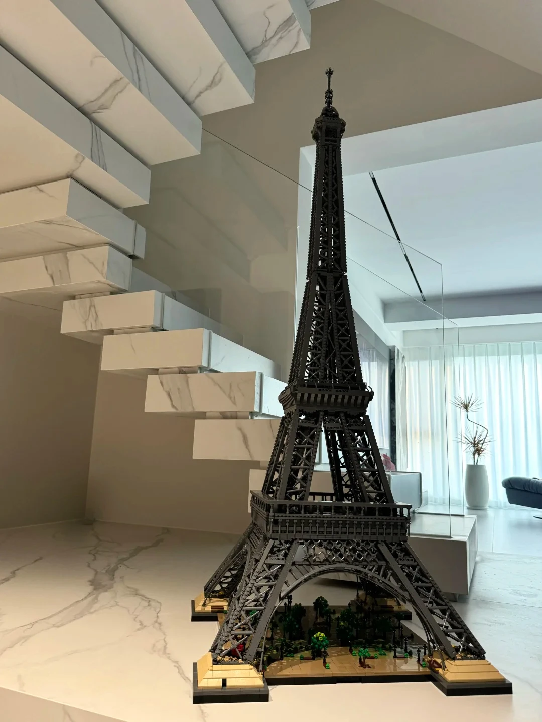 مجموعة مكعبات بناء أنيقة من سلسلة السفر MINISO 10307 مناسبة لهدايا عيد الميلاد غير متوافقة مع جزيئات Legoed