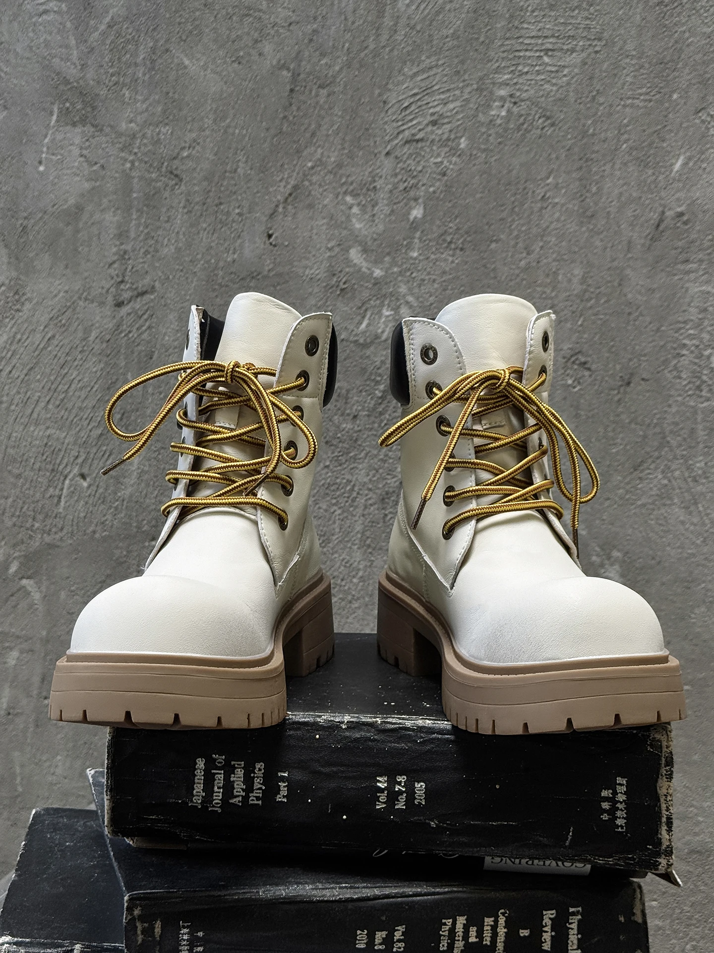 

Новые мужские мотоботы 2025 года: укороченные, до середины икры, в стиле ретро, повседневные, высокие, желтые, молодежные, трендовые, зимние