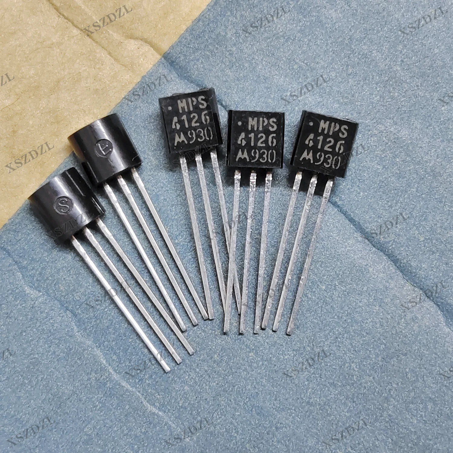 20pcs/50pcs MPS4126 MOT New Original Triode MPS4126 Copper foot Transistor MPS 4126 TO-92 Laser word