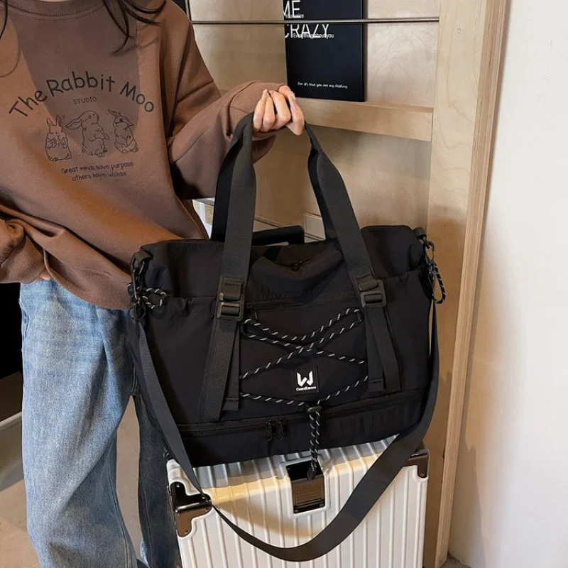 حقيبة كروس عصرية أنيقة وبسيطة وتصميم عصري فريد وسعة كبيرة من الجلد بلون سادة للنساء