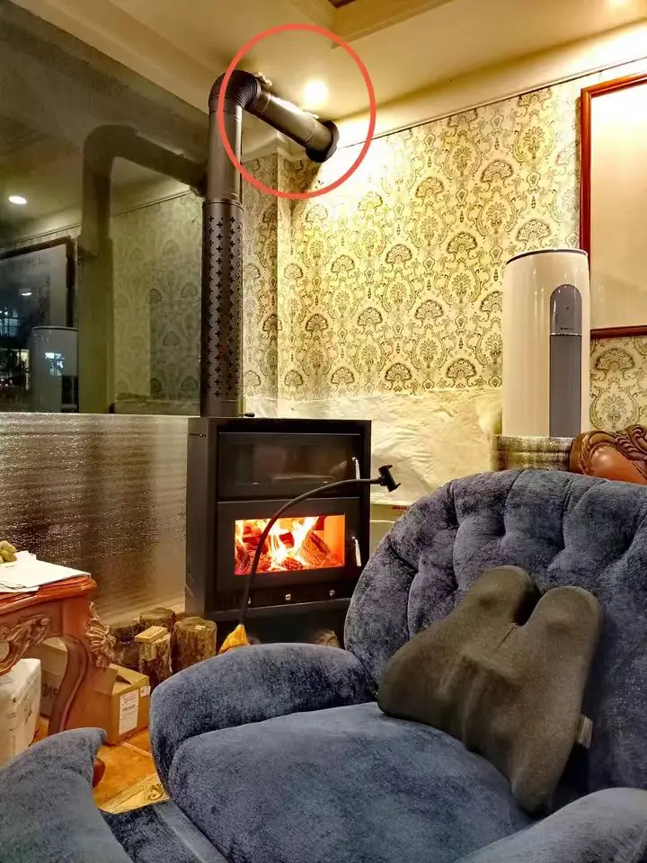 موقد خشبي لعرض الحرائق في الأماكن المغلقة على الطراز الأوروبي الشهير مع فرن مدفأة حديثة ومدفأة مياه داخلية