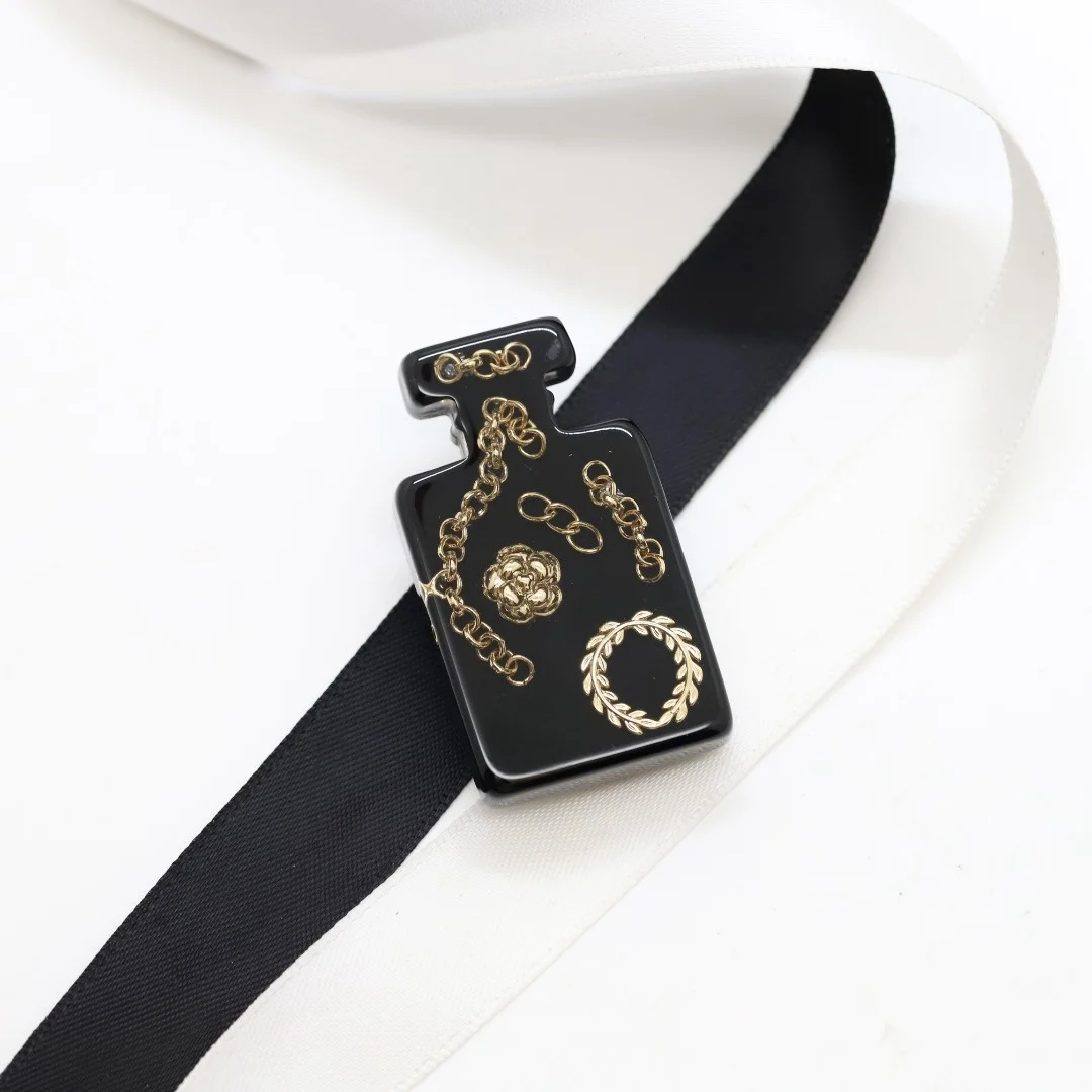 

New European and American medieval fashion pattern perfume bottle double acrylic high-end brooch