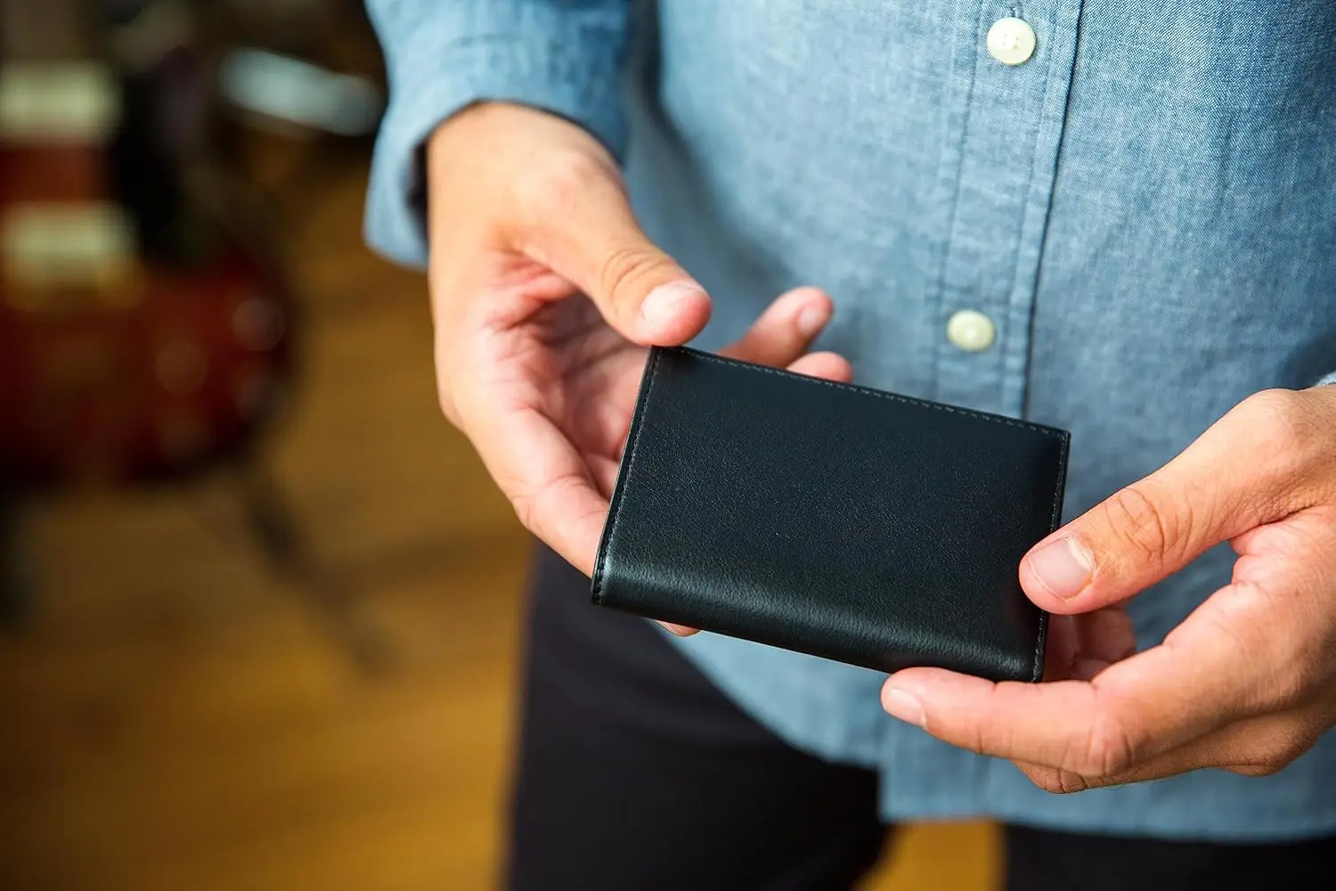

Мужской кошелек-портмоне с RFID-защитой, из кожи Nappa Vitello, с окошком для ID и 5 отделениями для карт