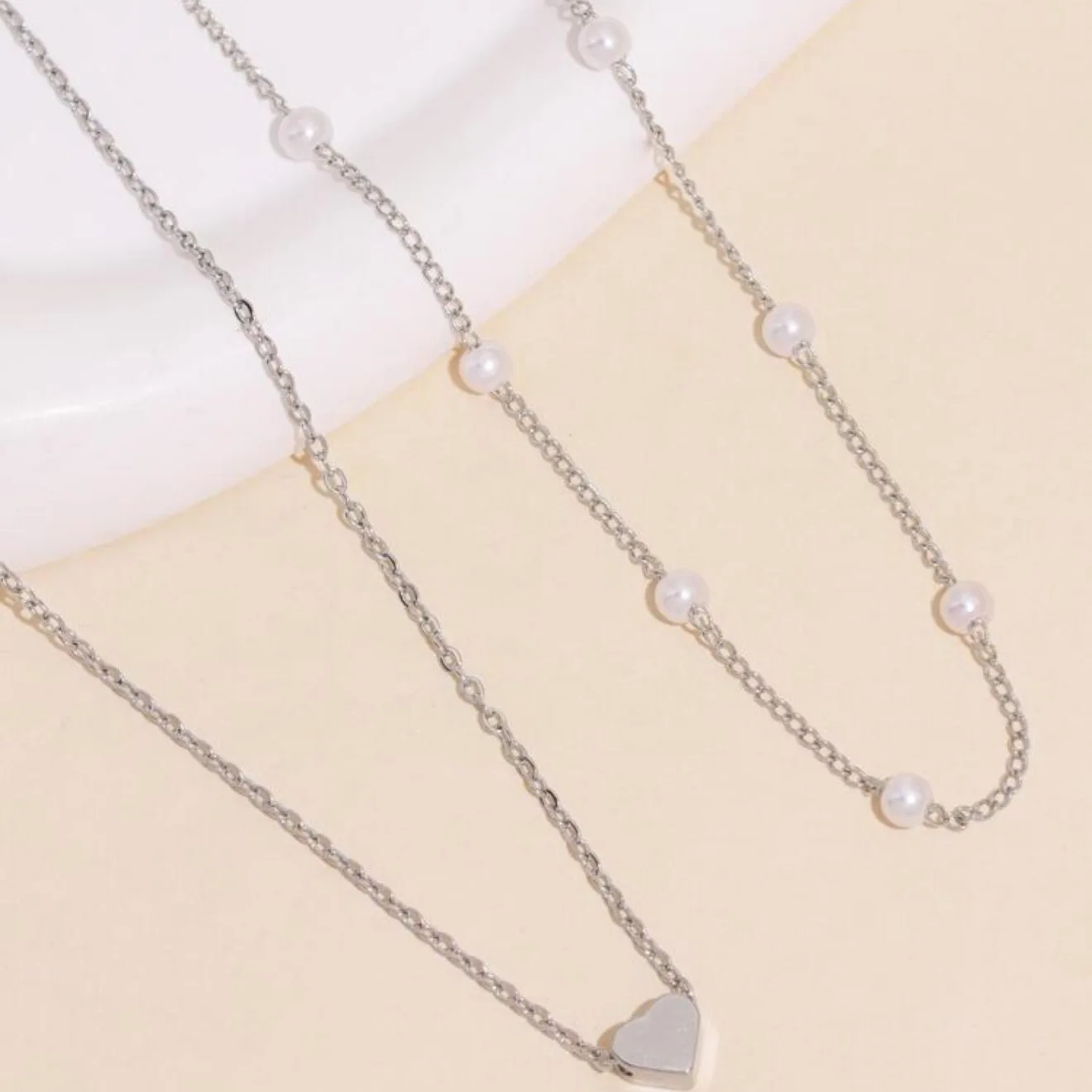 Mit Geschenkbox 3-Schichtige Perlenherz-Anhänger-Halskette für Frauen Goldfarben Mehrschichtige Kette Vintage Minimalistischer Schlüsselbeinschmuck – Detail 5
