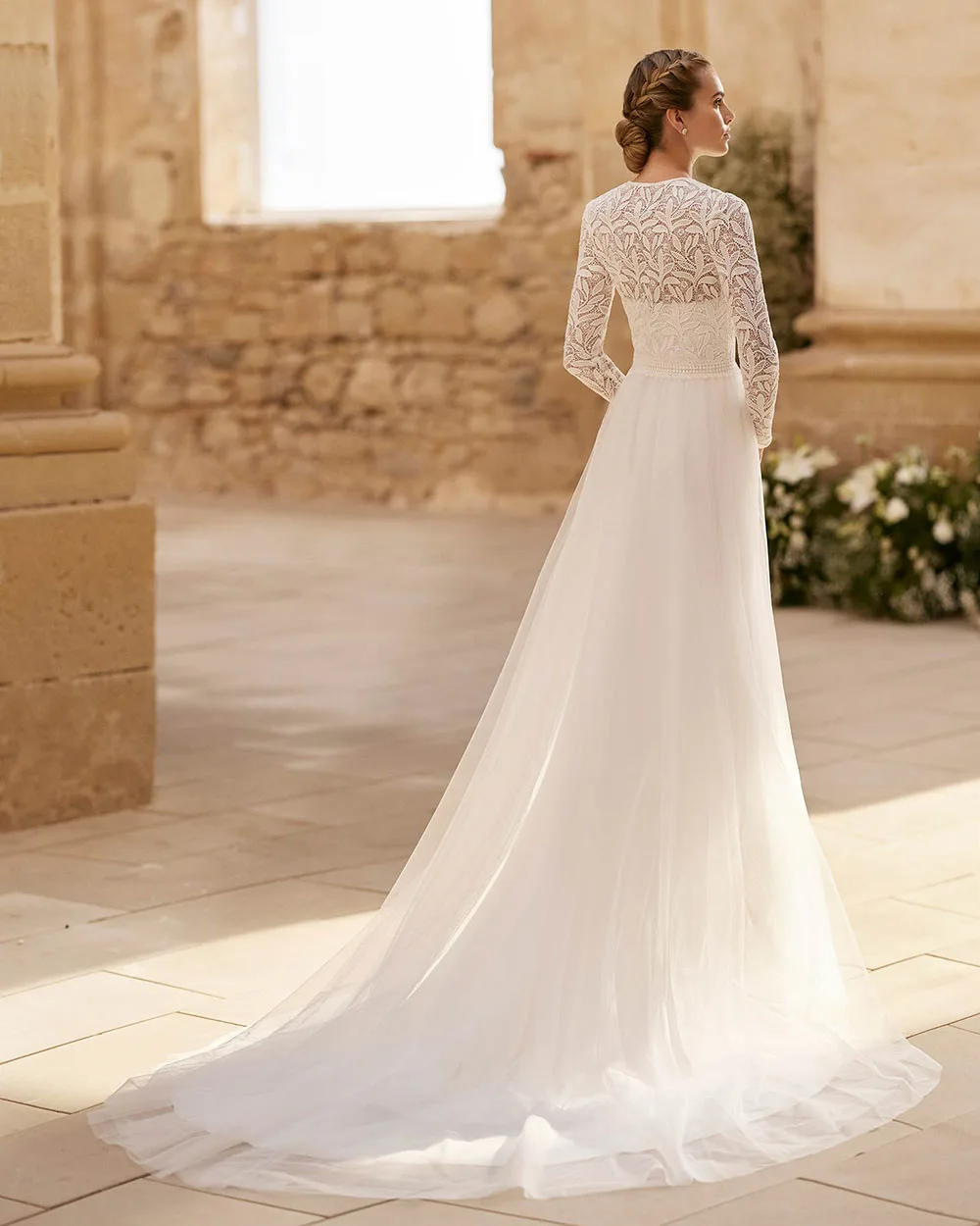 Customized Gorgeous Two Pieces Wedding Dresses 2025 Bridal Gowns Long Sleeves Bride Dresses Round Neck Wedding Gowns with Coat