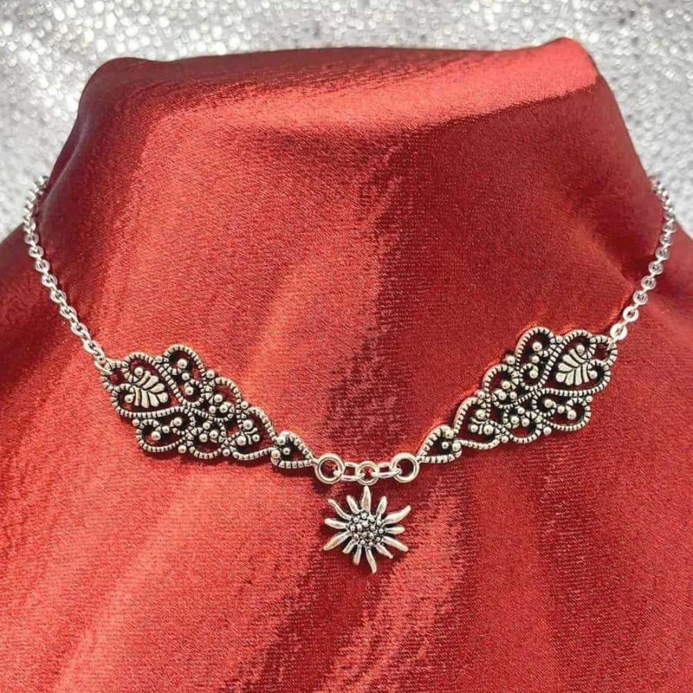 Böhmische Vintage-inspirierte alte Silber ausgehöhlte ethnische Muster Edelweiß Anhänger Halskette für Frau Halsreifen Kette Schmuck