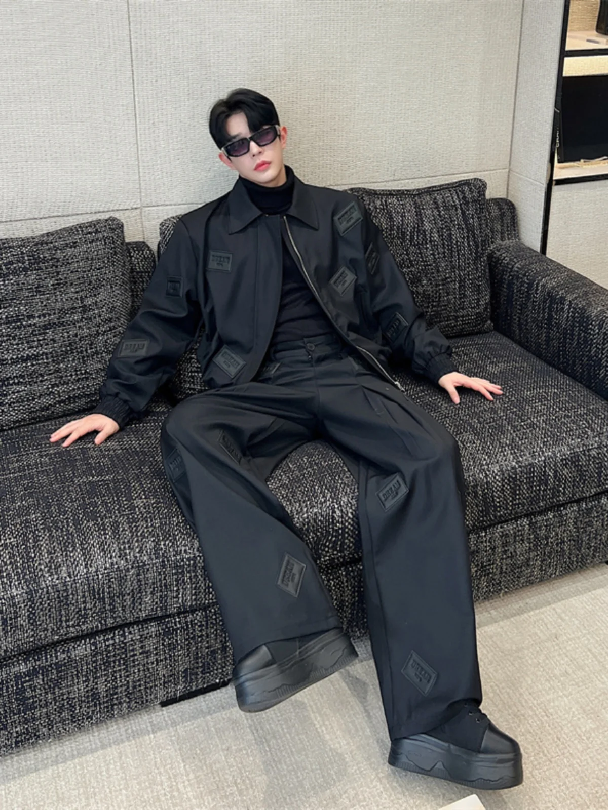 

Элитный комплект: модный уличный стиль, широкие брюки в пол, трендовый дизайн с кожаной нашивкой и 3D-эффектом