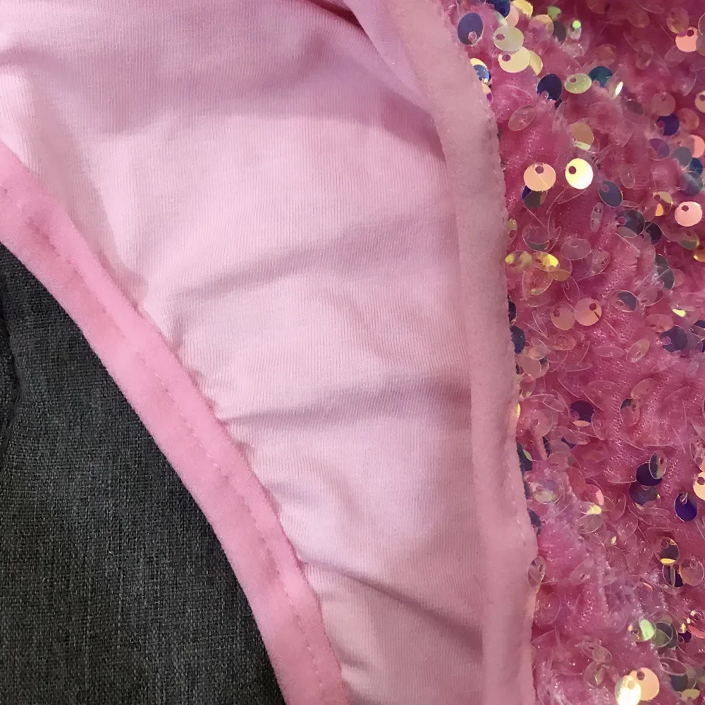 เซ็กซี่ลึก V คอสีชมพู Sequins บอดี้สูทบาร์ไนท์คลับนักร้องหญิงนักเต้นเวทีสวมใส่ทีม DJ Jazz Dance Show เครื่องแต่งกาย