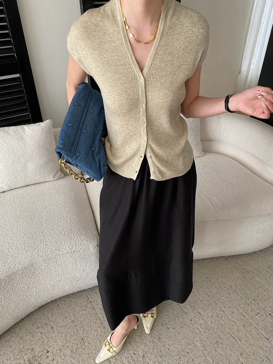 Sommerlicher Damen-Cardigan in unifarbenem, französischem Stil, V-Ausschnitt, figurbetonend, mit Taschen an den Schultern und gestrickten Ärmeln. – Detail 40