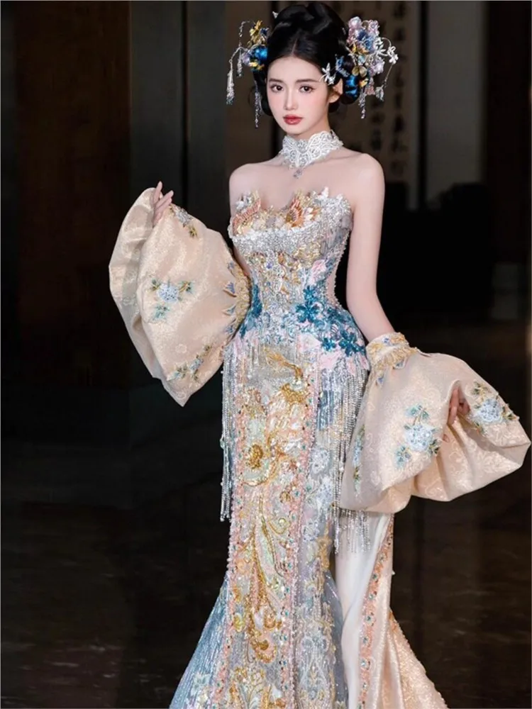 A new Chinese-style toasting wedding dress with blue tail