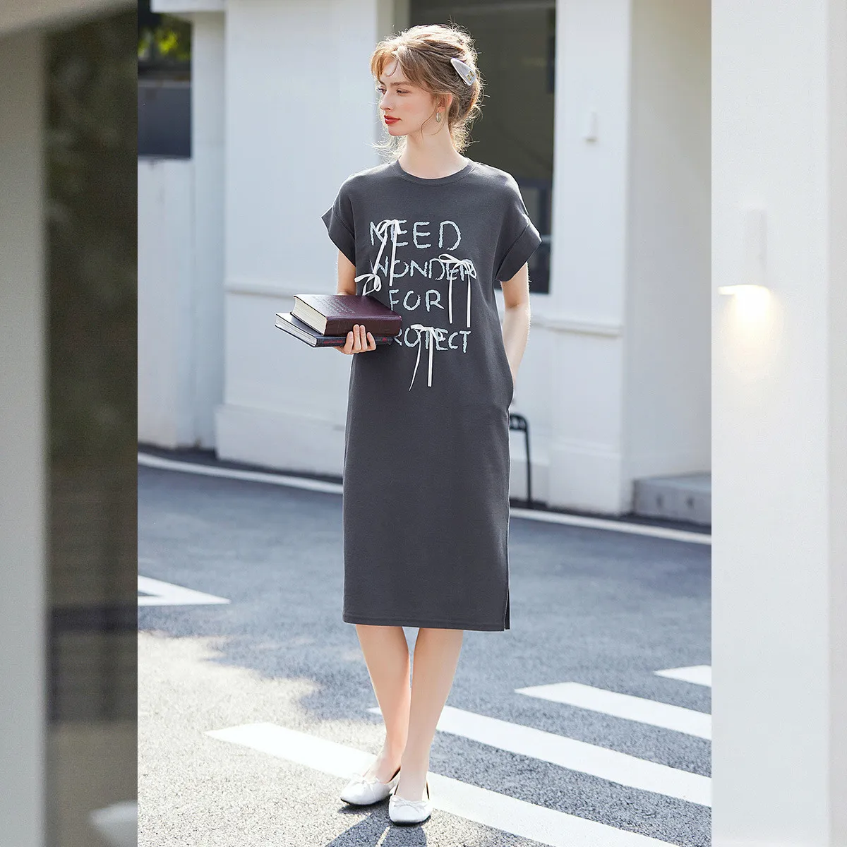 LOUIS YAO 2025 الصيف مستقيم فضفاض سبليت تي شيرت تنورة عادية موضة الجولة الرقبة المطبوعة القوس فستان طويل