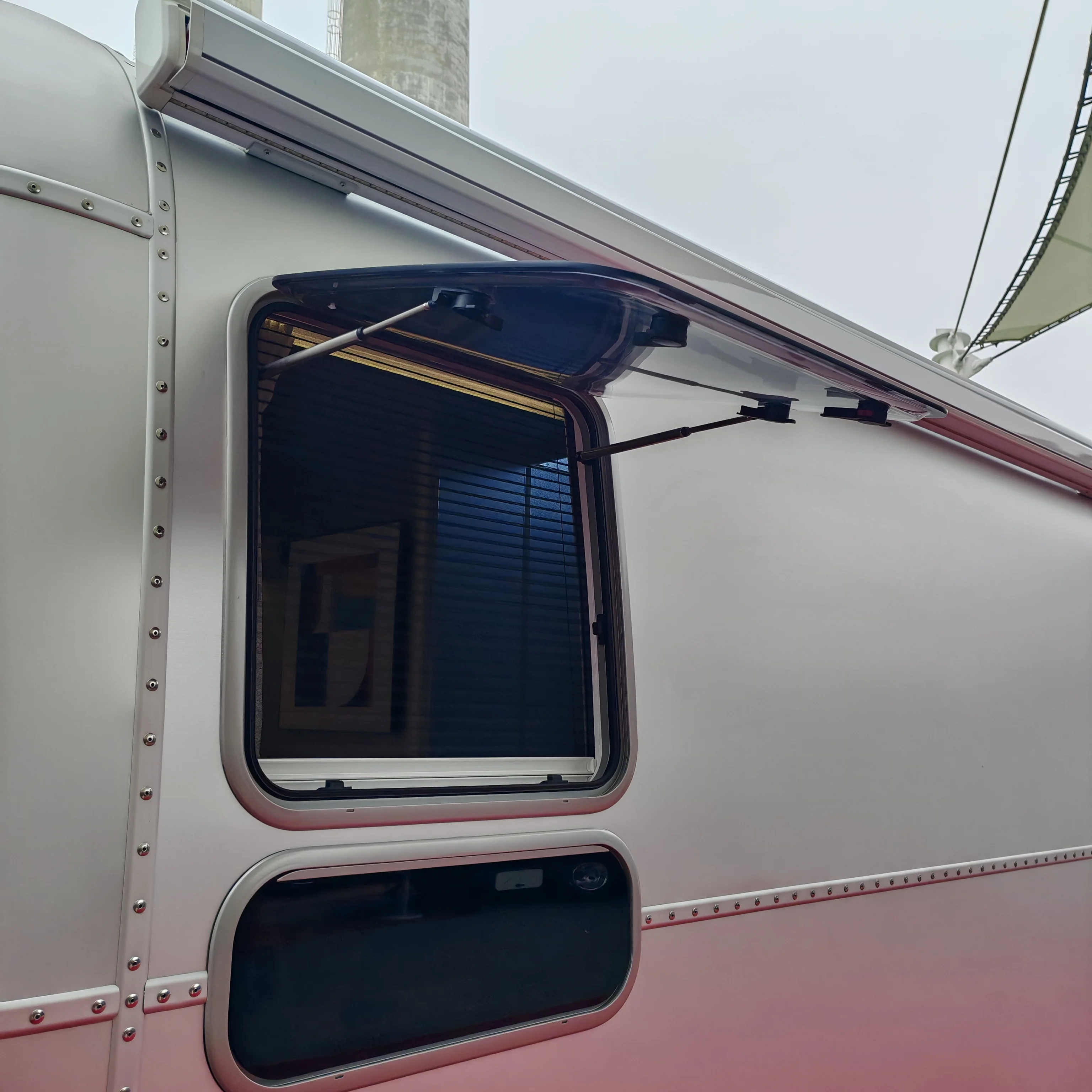 Factory Price RV Camper Windows 500x500mm Round Corner Curved Frame Double Glazed Acrylic Windows With Fly Net For RV Trailers