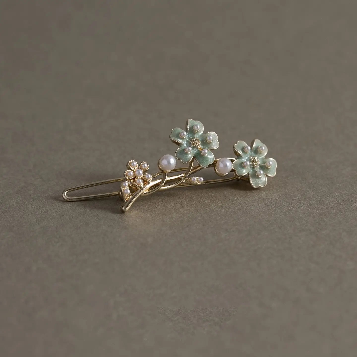 

Korean Flower Frog Hair Clip with Pearl Handmade Feel Elegant Side Hairpins for Women Fairy Core Hair Claw for Date Party