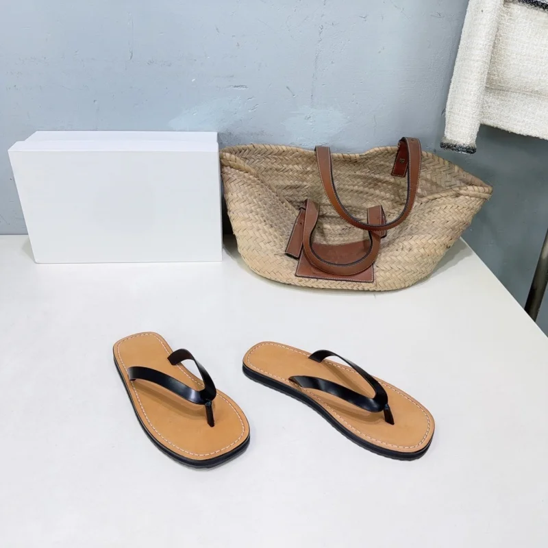 The slippers fashionable, versatile, casual, at the forefront of fashion trends, ideal for summer wear, for beach trips and leisure occasions.