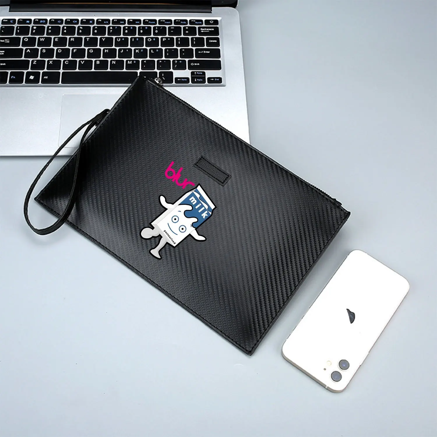 Tas Tangan Pria PU Bermotif Kartun Karton Susu Tersenyum yang Menari, Elegan, Modis, dan Praktis untuk Penggunaan Sehari-hari