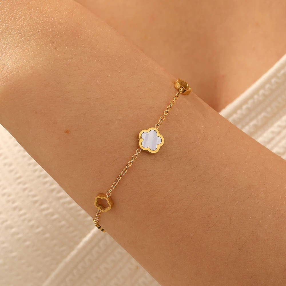 18K Gold Plated White Shell Four Leaf Clover Chain Bracelet Dainty Minimalist Lucky Clover Wrist Jewelry for Women Daily Wear Waterproof Stainless Steel Bracelet