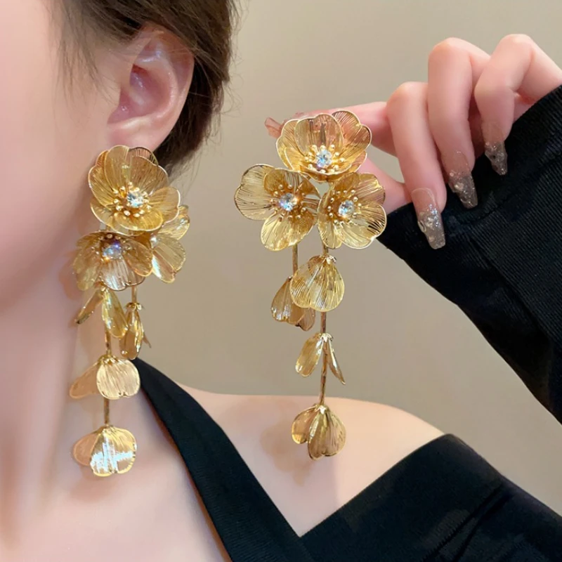 2024  Fashion Women Golden Metal Flower Rhinestone Dangle Earrings , Trendy Chinese Style Ear Accessories Gifts