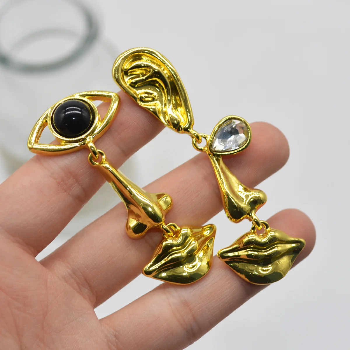 Vintage Exaggerated Eye Mouth Pendant Earring for Woman Creative Asymmetric Face Earrings Casual Party Accessories Jewelry Gifts