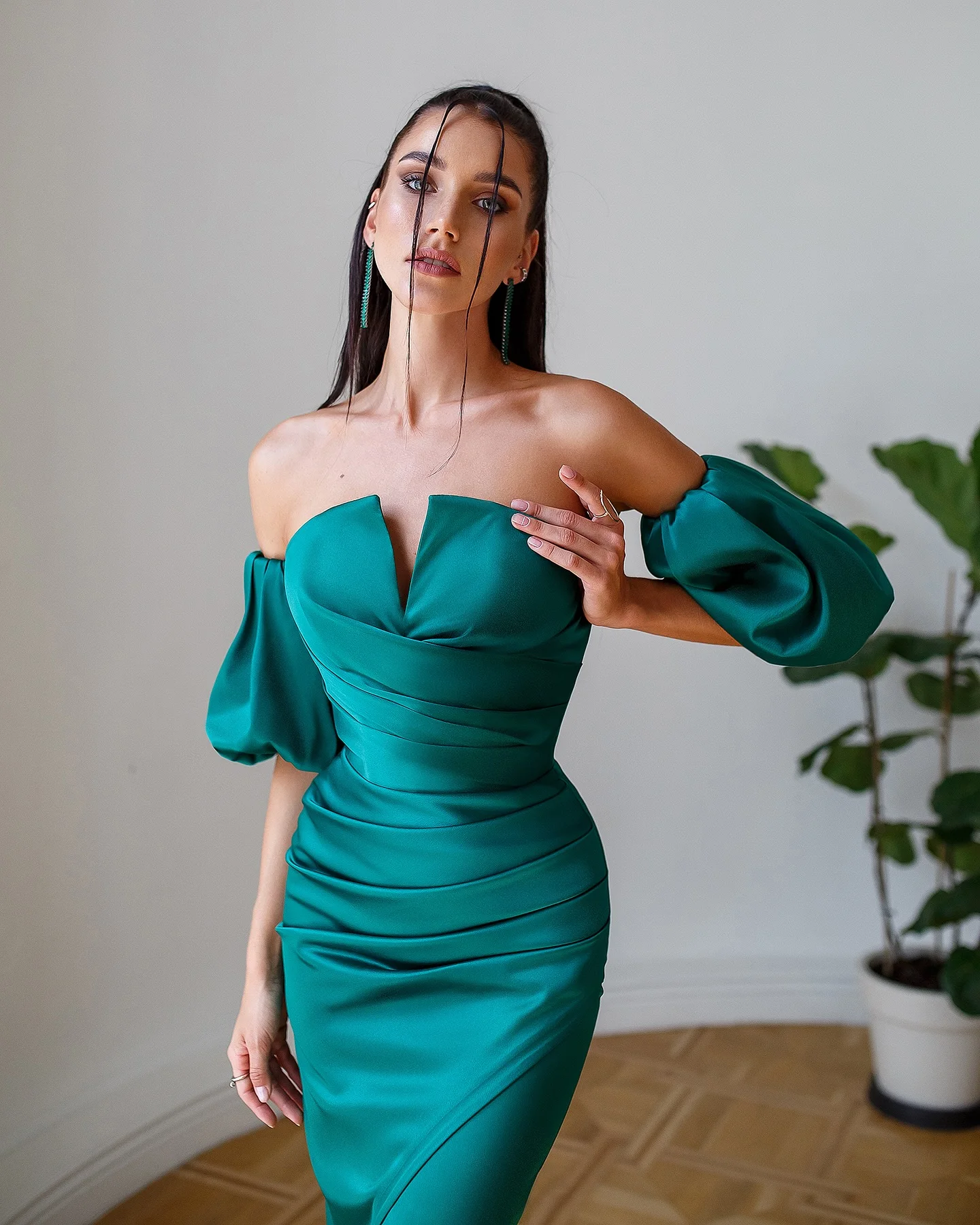 Вечернее платье по индивидуальному заказу. Изысканные атласные платья для выпускного вечера без бретелек со съемными рукавами. Элегантные прямые вечерние платья чайной длины с рюшами.