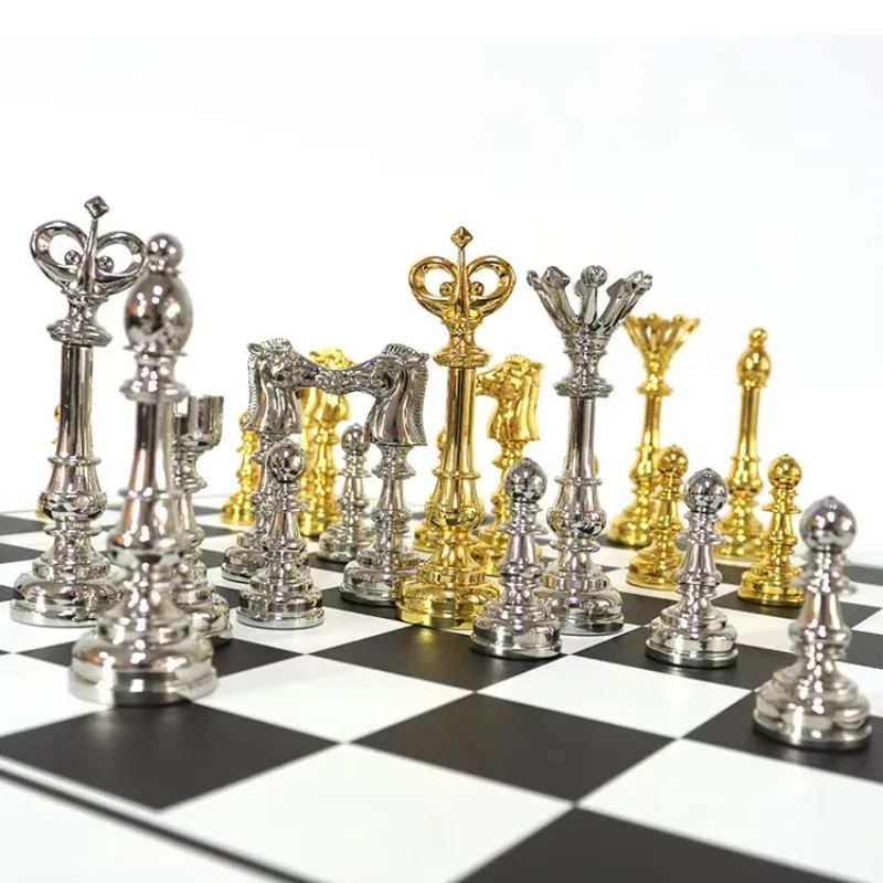 أمريكا الساخن بيع المحمولة في الهواء الطلق لعبة الشطرنج مجموعة قطع الشطرنج الملونة مع لوحة شطرنج خشبية قابلة للطي