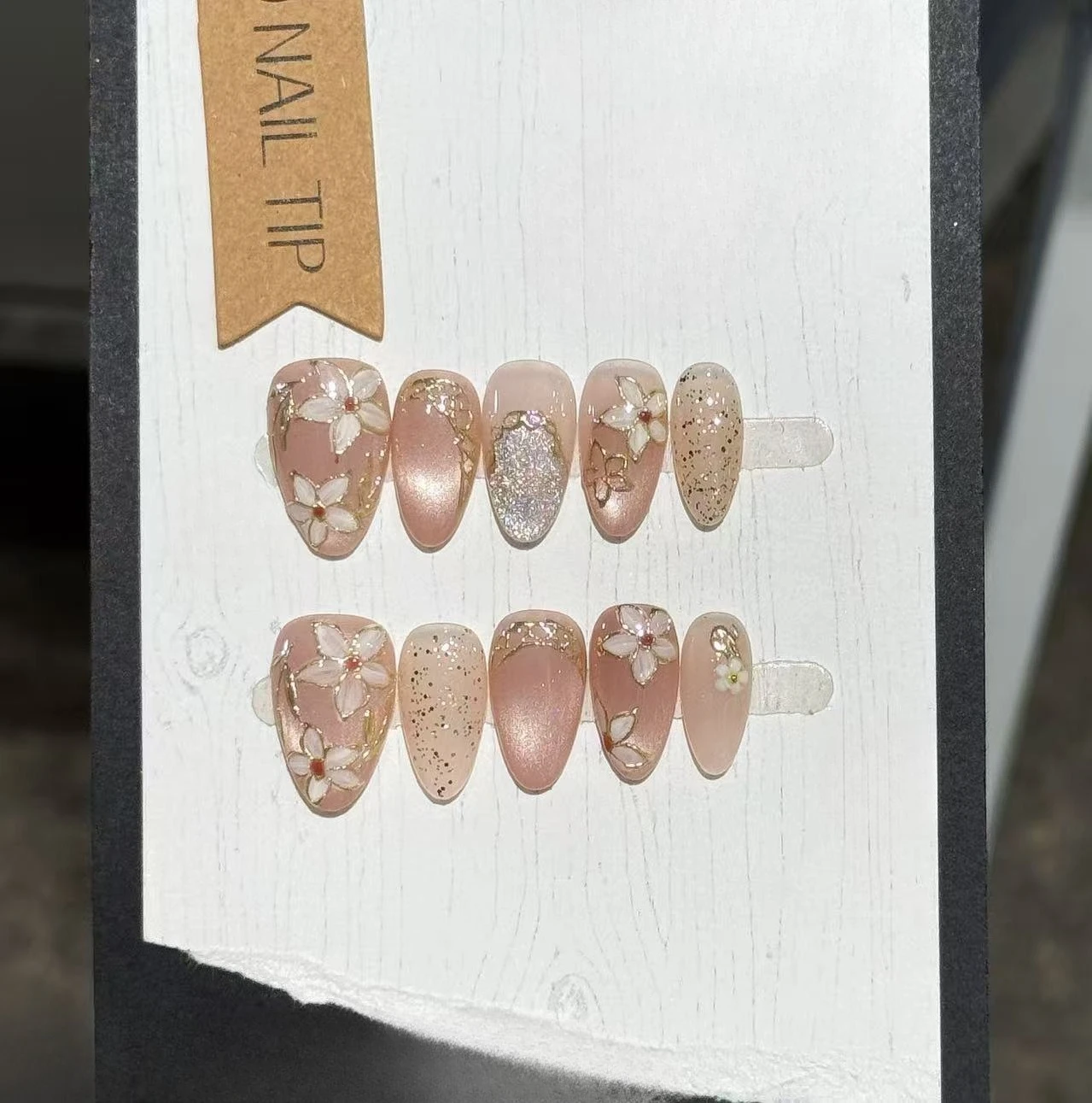 

10pcs Glossy Glitter Cat Eye Fake Nails Delicate Pink Flowers False Nails Almond French Press on Nails Irregular Line Nail Art