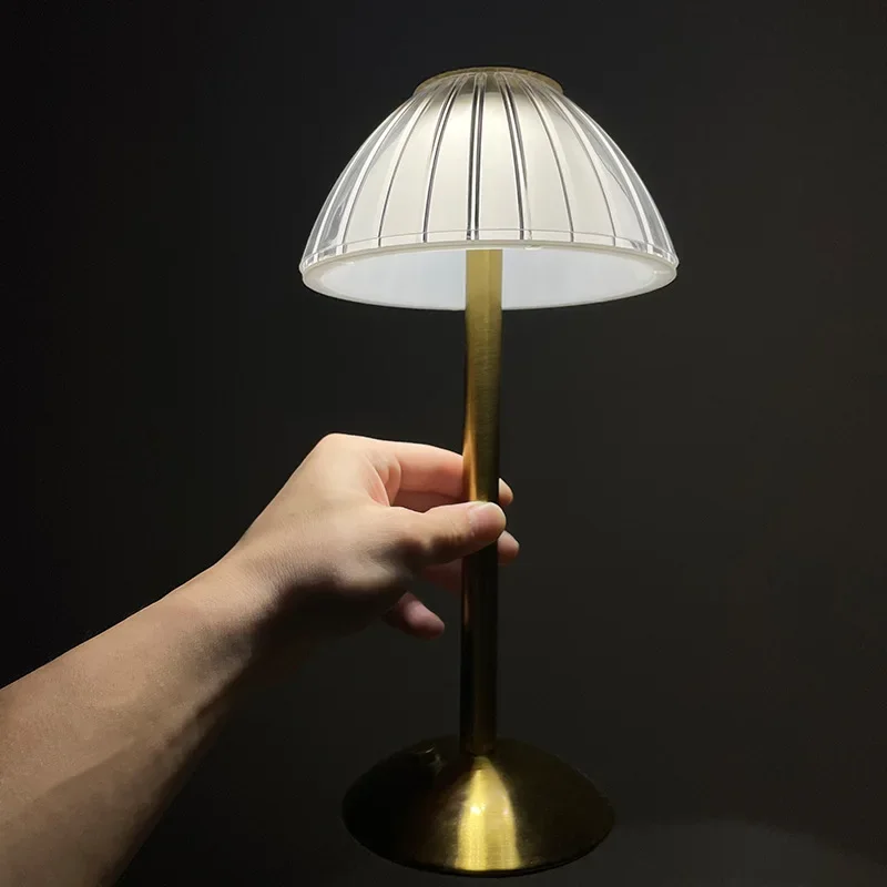 Lampada di ricarica in metallo retrò di lusso leggero decorazione del letto della camera da letto atmosfera touch luce notturna tricolore lampada da tavolo regalo