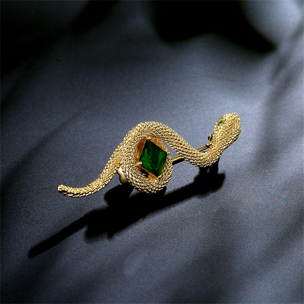 Exquisite Snake Shaped Brooch Crystal Metal Lapel Pins for Women Men  Animal Design Badge Fashion Jewelry Accessories Gift