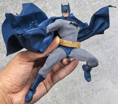 GONG Studio 17,5 cm Batman Hush Bat Man Abito in tessuto su misura Anime Action Figures Collezione in PVC Statua Modello Giocattolo Regali per bambini
