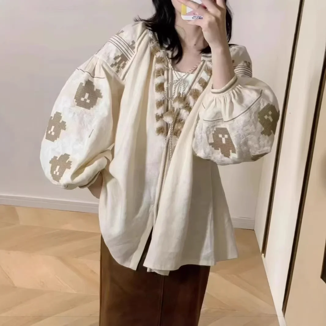 

Французская женская блузка свободного кроя с вышивкой, длинными рукавами, из хлопково-льняной смеси, с бахромой, завязками, V-образным вырезом, с объемным крестообразным узором