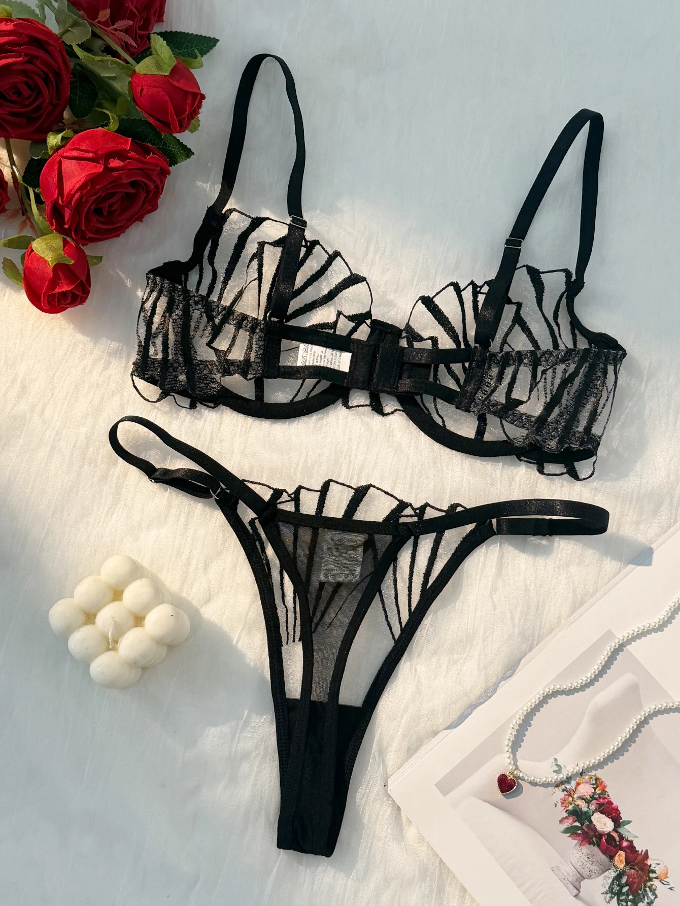 Dámská dvoudílná spodní souprava s černým výstřihem do V a vyšívaným hrudníkem, vhodná pro všechna roční období ZA825058 - náhled 2