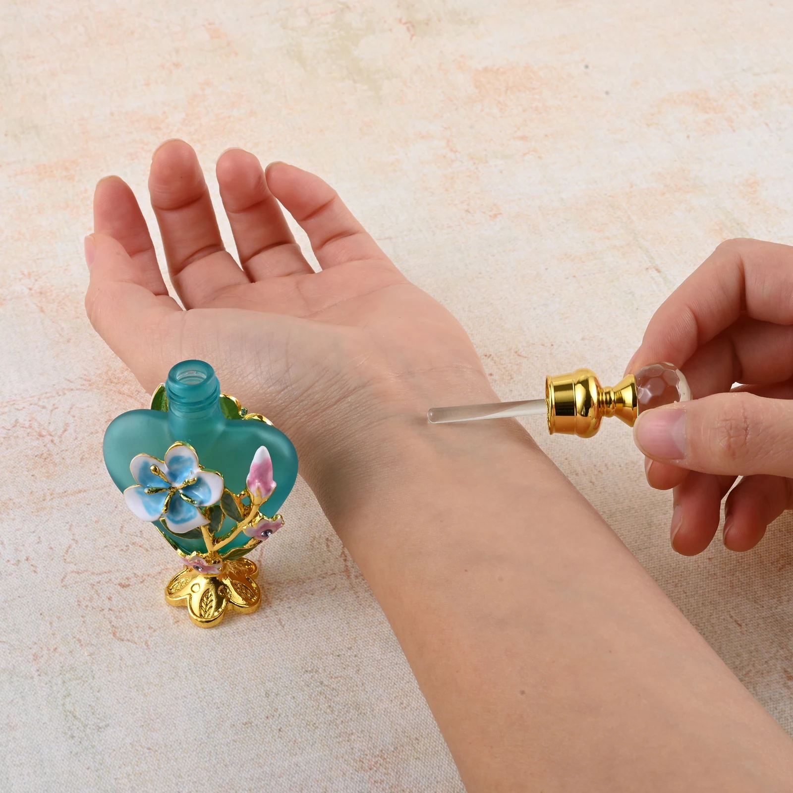 زجاجة عطر زجاجية صغيرة زرقاء ب - مراجعة Perfume Villa Fragrance وسعره