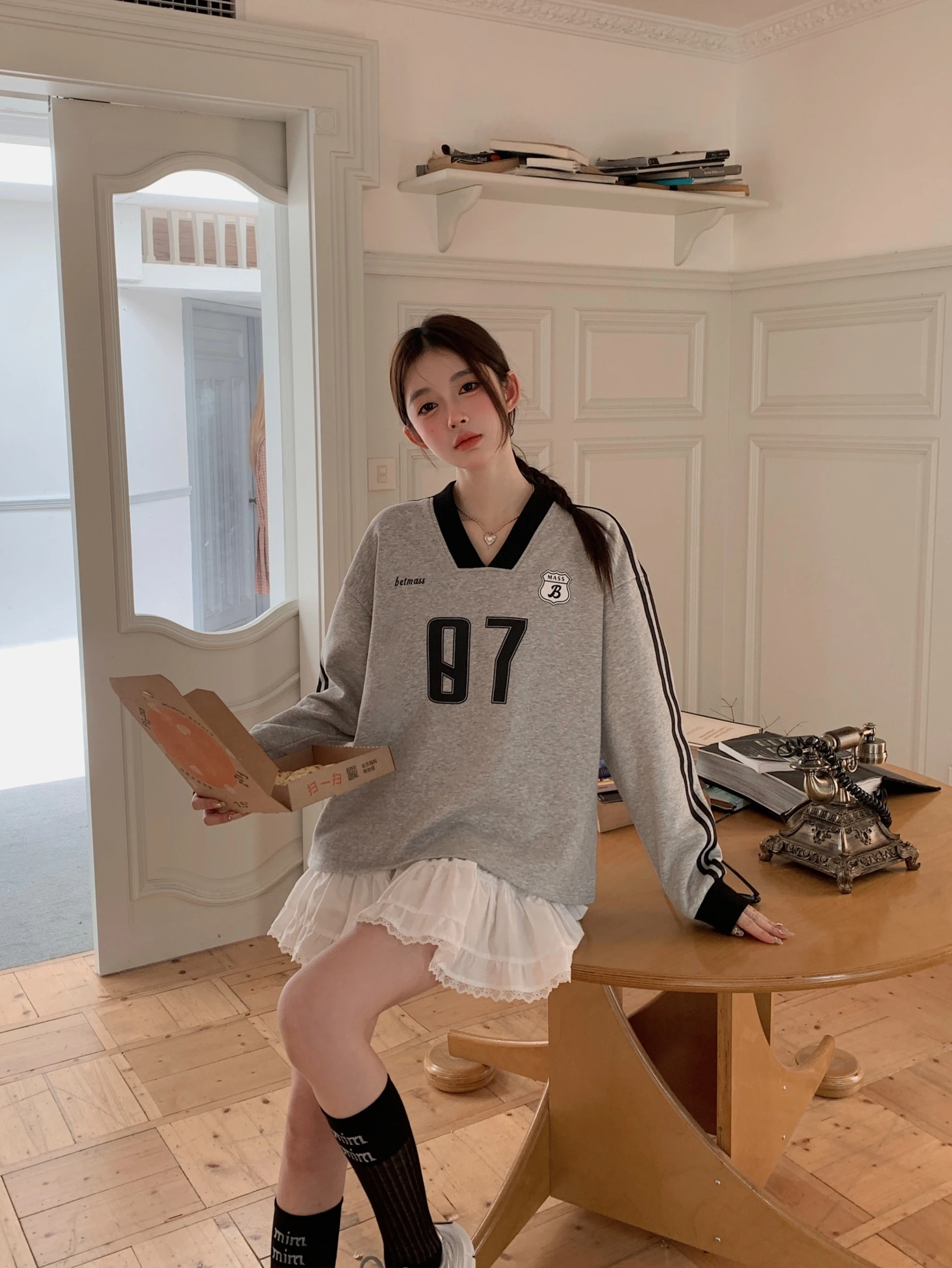 

BEASS New American Retro Sle V-Ne Striped Sweatirt Loose Long Sve Thin Fce Street Sle Women's Casual Top