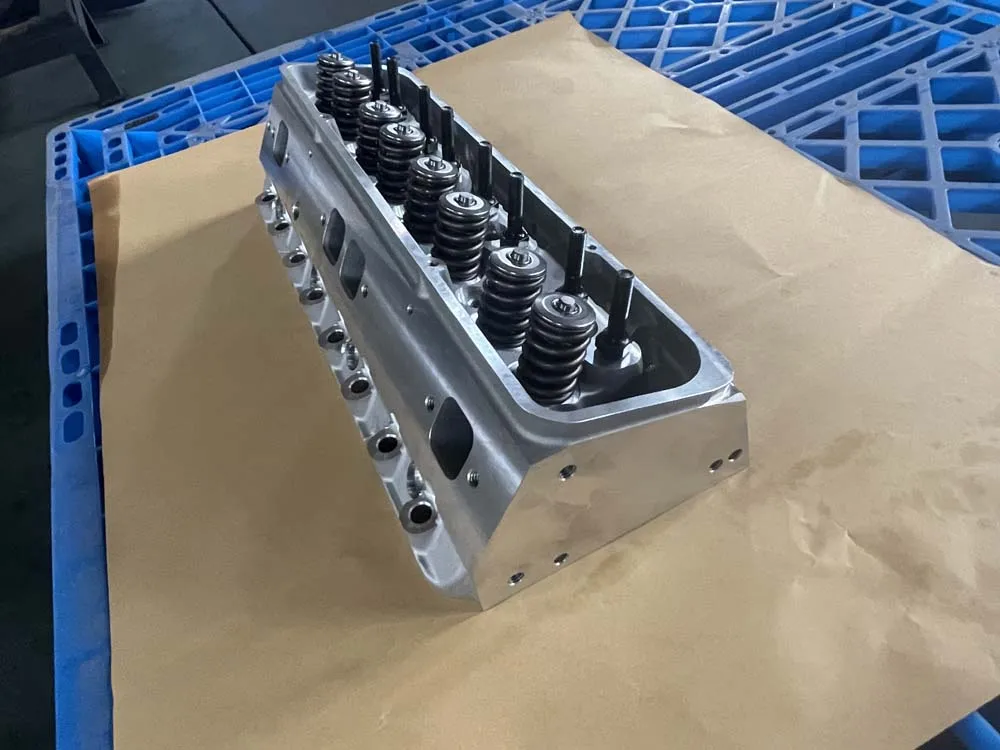 350 V8 Aluminium-Zylinderkopf-Baugruppe Autoteile Kleinteil SBC GM350 Aluminium Kompletter Zylinderkopf