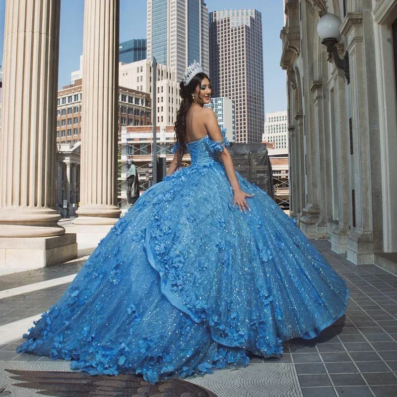 Eleganti abiti Quinceanera blu cielo con spalle scoperte Abito da ballo con perline Fiori 3D Abiti da cerimonia per feste di compleanno Abito dolce 15 16