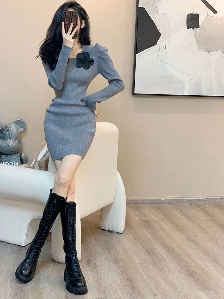 Jesienna nowa sukienka damska, podkreślająca talię, wyszczuplająca, z kwadratowym dekoltem, stylowa, dzianinowa, jednolita, zakrywająca pośladki, krótka spódnica.