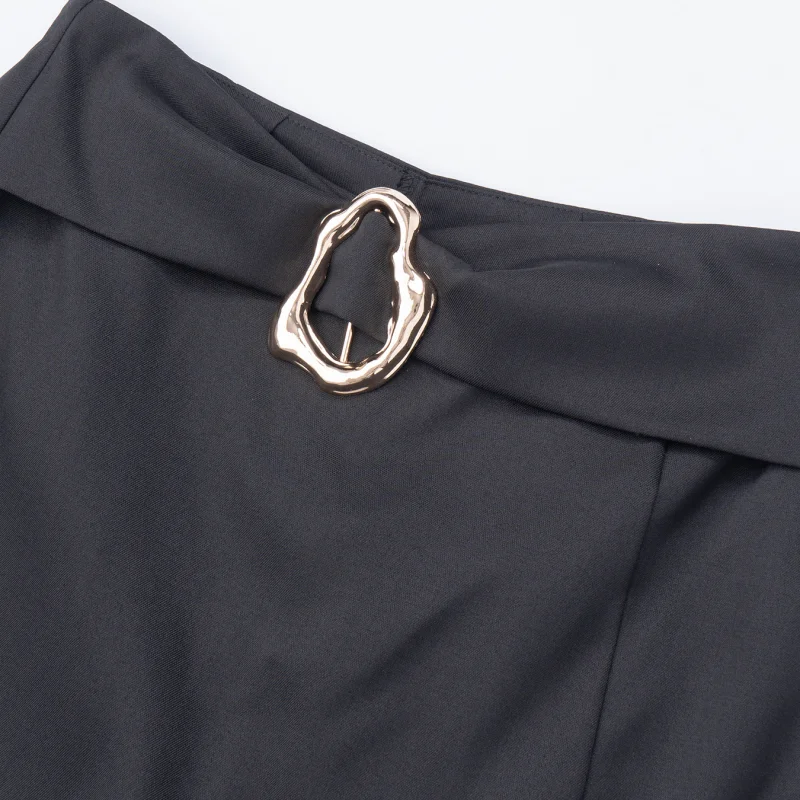Damen-Minirock mit hoher Taille, Wickeldesign, asymmetrischer Schnitt, Metallschnalle, vorne mit Schlitz, kurzer schwarzer Rock, modisches Streetwear-Oberteil. – Detail 10