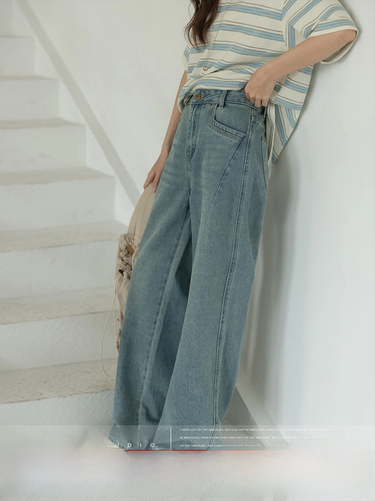 

Синие джинсы с прямыми штанинами и высокой талией. Женские джинсовые брюки с талией в стиле ретро. Осенние новые утягивающие зауженные джинсы с широкими штанинами.