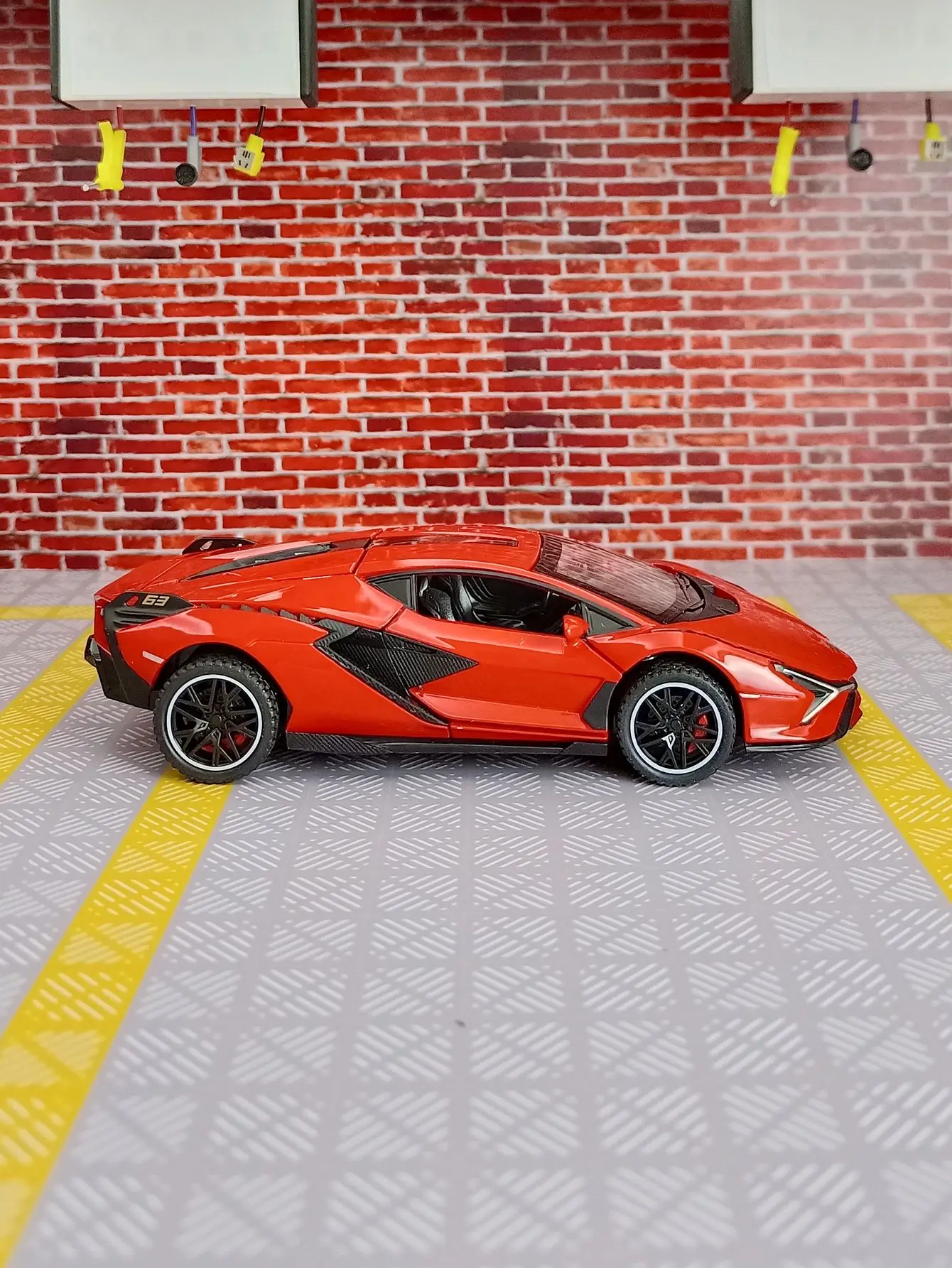 

1:32 alloy car model acousto-optic pull-back boy metal car model It is suitable for collection and as a birthday gift for friend