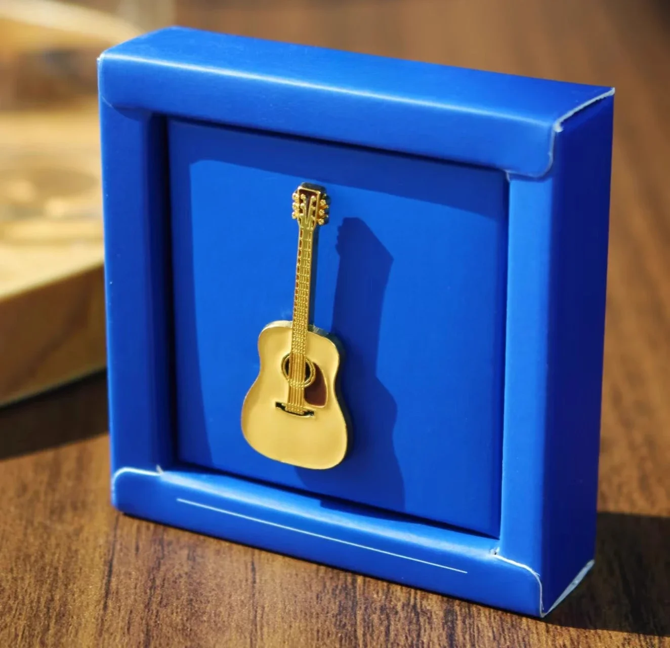 Acoustic guitar gift peripheral metal wearing brooch