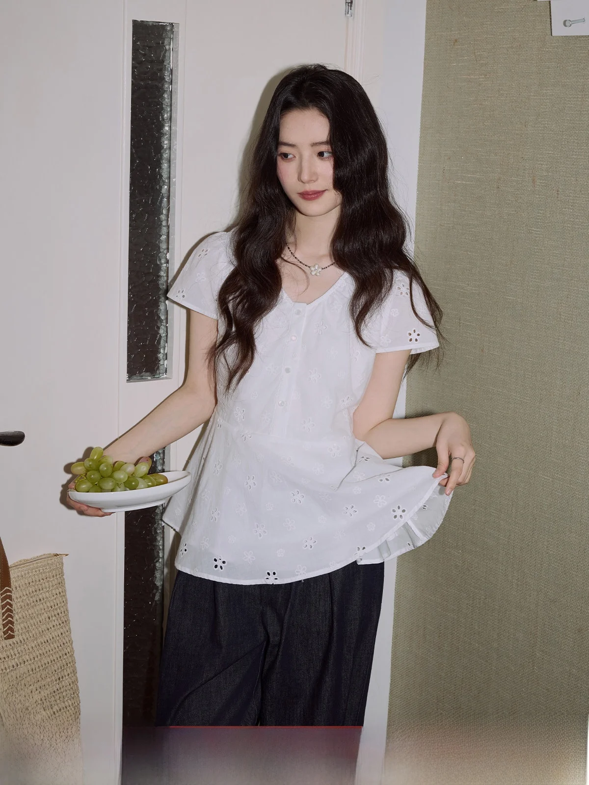 

Summer White V-neck Hollow out Floral Short Sleeve Shirt Women's Bell Bottom Slimming Top Fashionable Gathered Waist Shirt