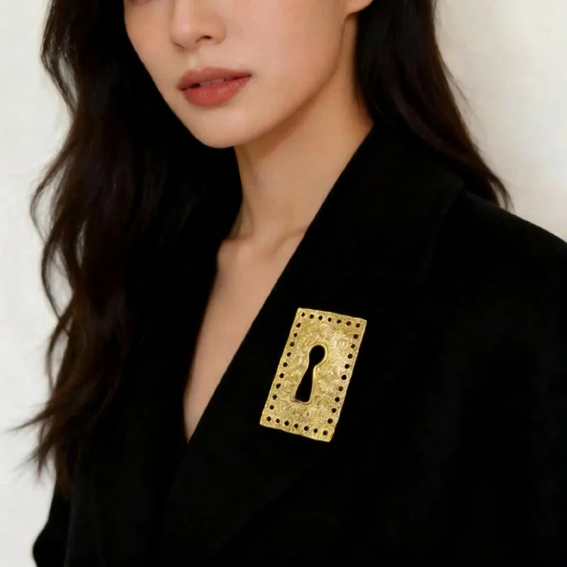 

Light Luxury Retro Textured Metal Geometric Square Keyhole Brooch & Earrings Set Trendy Women Coat Pin Party Jewelry Gift