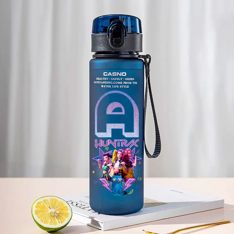 K pop Demon Hunters 560ML taza de agua portátil de plástico de dibujos animados al aire libre botella deportiva de gran capacidad K-POP HUNTR/X Rumi Mira Zoey