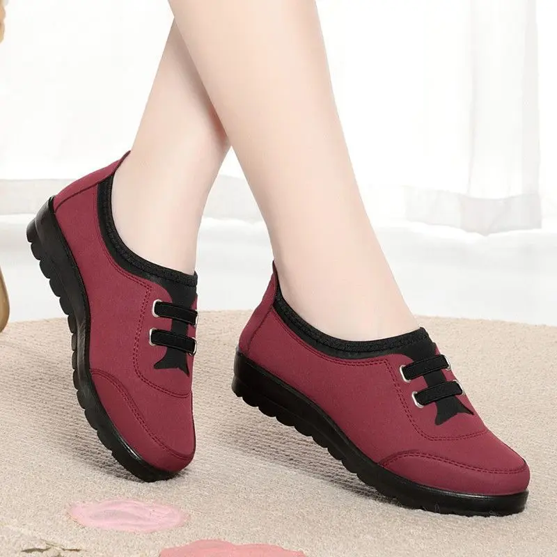Damen-Schuhe aus Canvas mit weicher Sohle, zum Hineinschlüpfen, rutschfest, flache Laufschuhe für ältere Damen, atmungsaktiv, bequem, lässige Slipper. – Detail 2