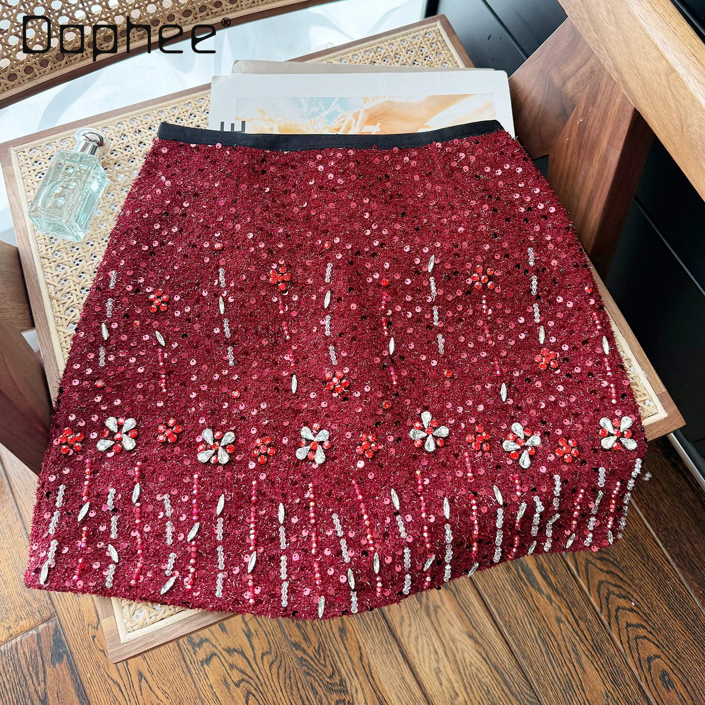 Czerwona spódnica mini z wysokim stanem, zdobiona ciężkimi koralikami, dżetami i cekinami, w kształcie litery A, damska, wiosenna, nowa, modna, wyszczuplająca, z frędzlami.