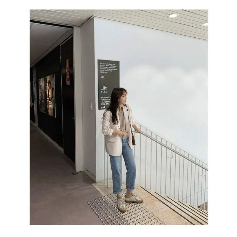 Abbigliamento da donna blazer piccolo bianco sporco 2025 Abbigliamento primaverile e autunnale Nuova versione coreana di giacca piccola da donna casual
