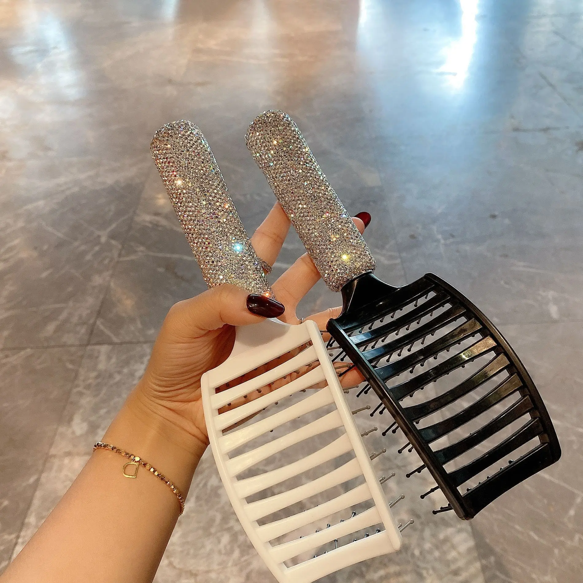 

Diamond-set Ribs Comb for Smooth Fluffy Hair High-Cranial Top Styling Home Curling Massage Tool with Premium Appearance